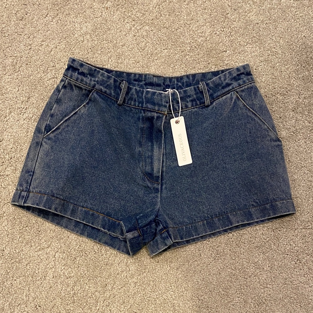Olivaceous women’s shorts small